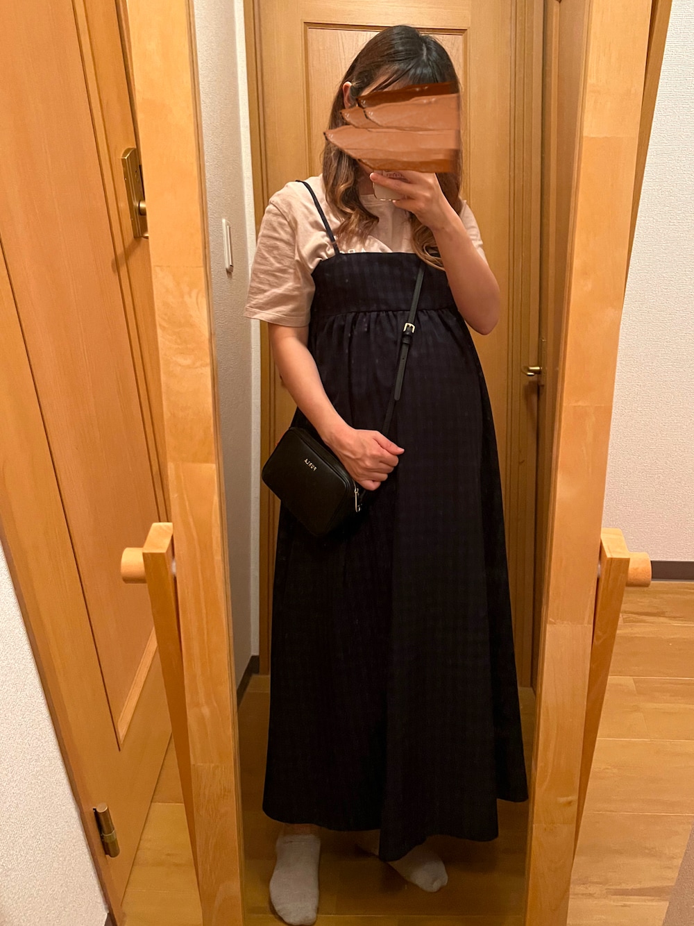 「さらっと晴れやかスナップ、妊婦コーデ、妊婦、マタニティ、マタニティコーデ、マタニティファッション、A.P.C.、Tシャツ、ギンガムチェック、ワンピース、ワントーンコーデ、ワンピーススタイル、オトナカワイイ、ギンガムチェックワンピース」｜「A.P.C.のT-SHIRT STANDARD RUE MADAME  24AH（Tシャツ/カットソー、ベージュ系）」を使った、みいさん（レディース・155cm）の夏コーディネートの1枚目の写真