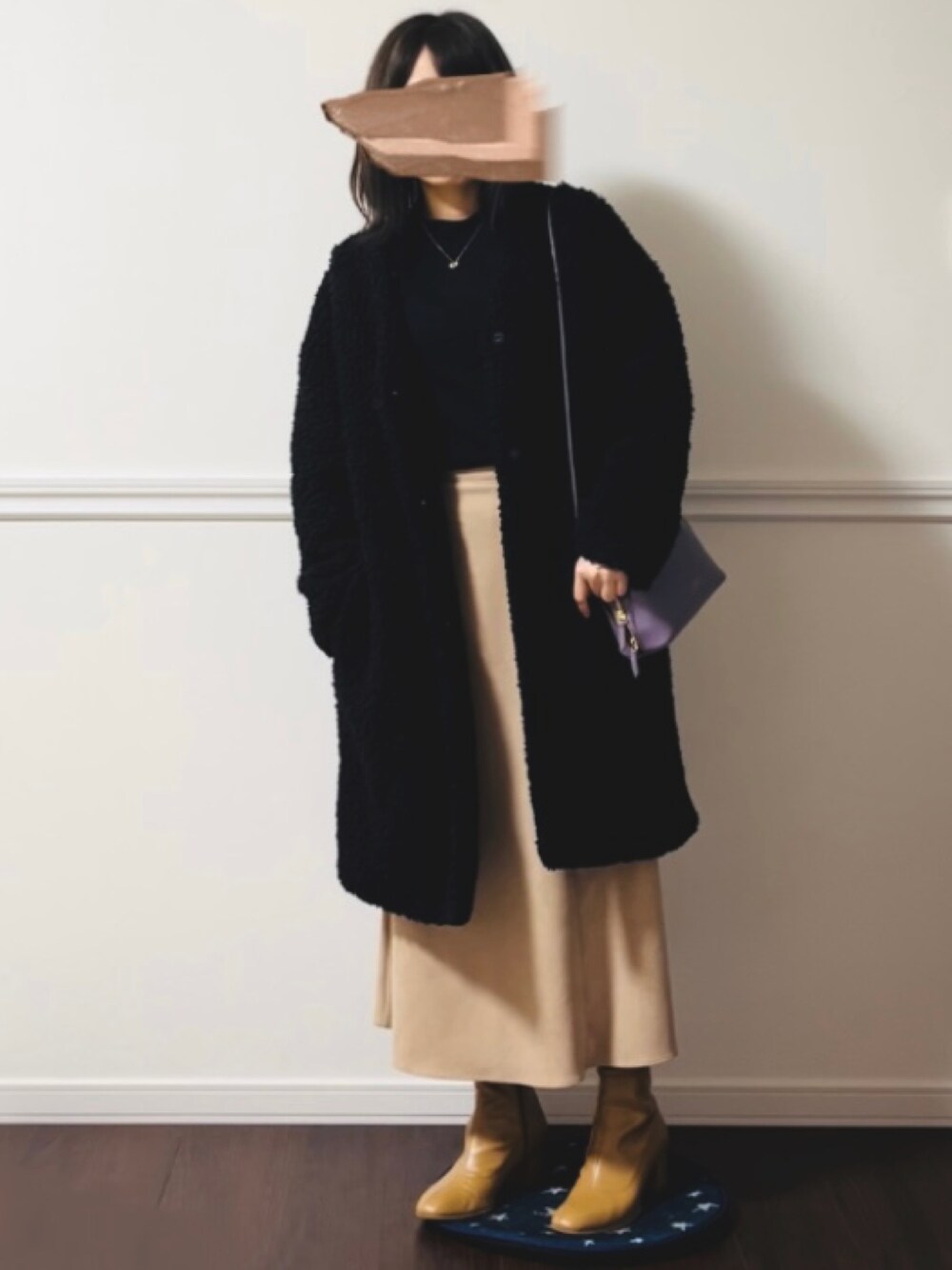 「chocomee、差し色、ユニクロ、UNIQLO、ボア、ボアジャケット、ショルダーバッグ、フレアスカート、スエード、ショートブーツ、ベージュ、パープル、ブラック、黒、大人かわいい」｜「UNIQLOのリブハイネックT（長袖）（Tシャツ/カットソー、ブラック系）」を使った、みいさん（レディース・155cm）の冬コーディネートの1枚目の写真