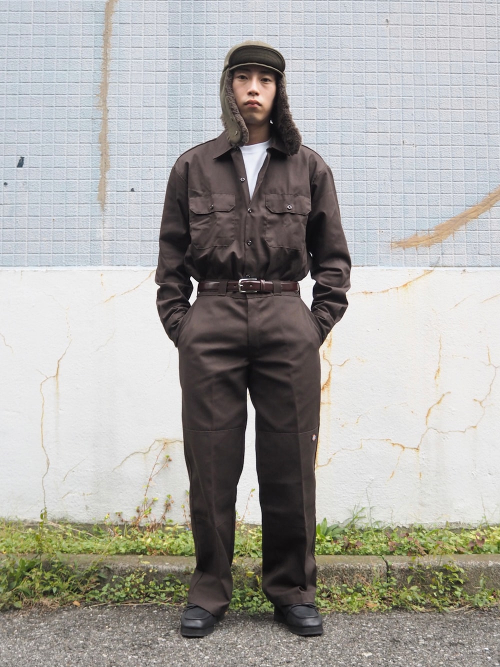 ブラウン系のシャツ/ブラウス、ブラウン系のチノパンツ、ブラック系のローファーを着用したメンズの秋コーディネートの1枚目の写真