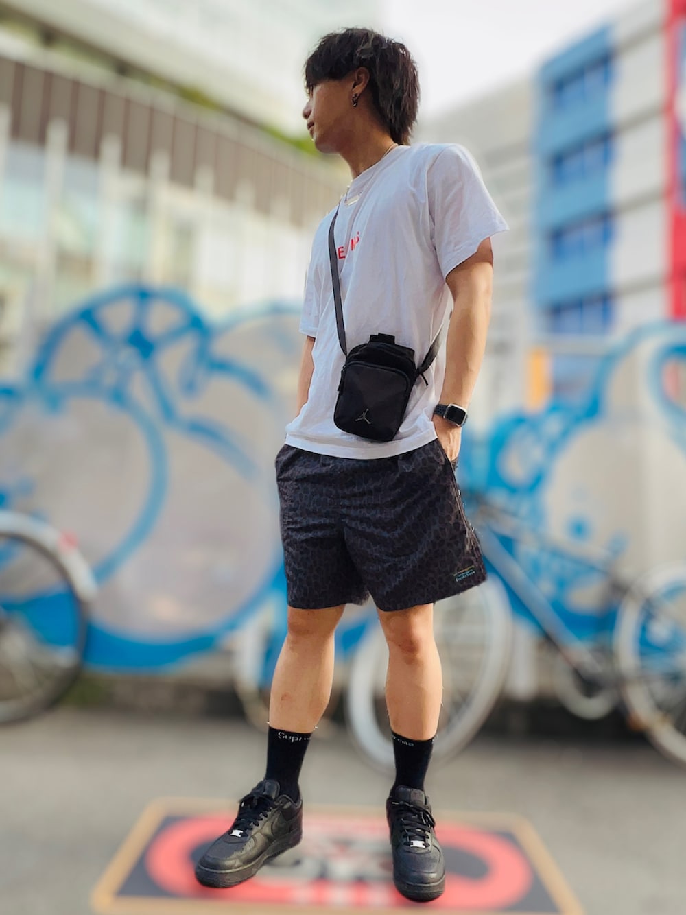 「スニーカーコーデ、ショートパンツ、半袖シャツ」｜「BEAMSのBEAMS / ロゴ Tシャツ 22SS（Tシャツ/カットソー、ホワイト系）」を使った、ようへいさん（メンズ・180cm）の秋コーディネートの1枚目の写真