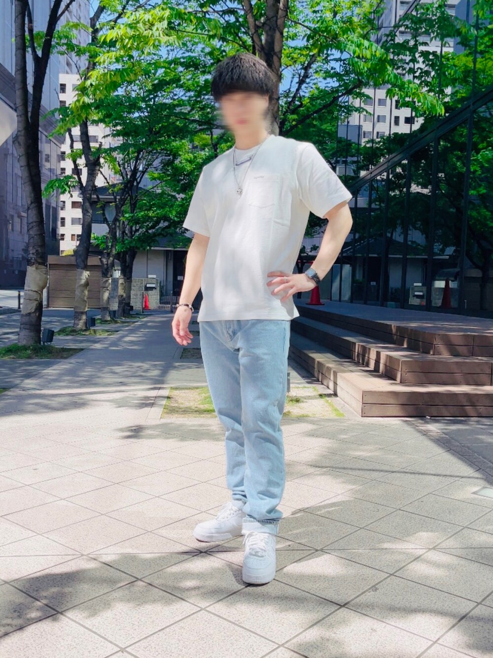 「シンプルスタイル、supreme、白Tシャツ」｜「Supreme のアイテム（Tシャツ/カットソー、ホワイト系）」を使った、ようへいさん（メンズ・180cm）の秋コーディネートの1枚目の写真