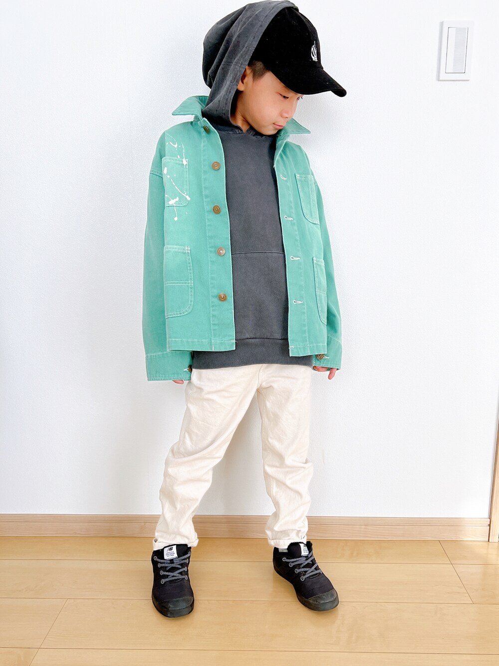 「冬コーデ、男の子コーデ、デニム、キッズコーデ、カジュアルコーデ、スニーカーコーデ、キャップ、小学生、パーカー」｜「NAUTICAのNAUTICA/ノーティカ 6 Panel Cap “Sail”/6パネルキャップ”セイル"（キャップ、ブラック系）」を使った、Skyblueさん（キッズ・128cm）の冬コーディネートの1枚目の写真