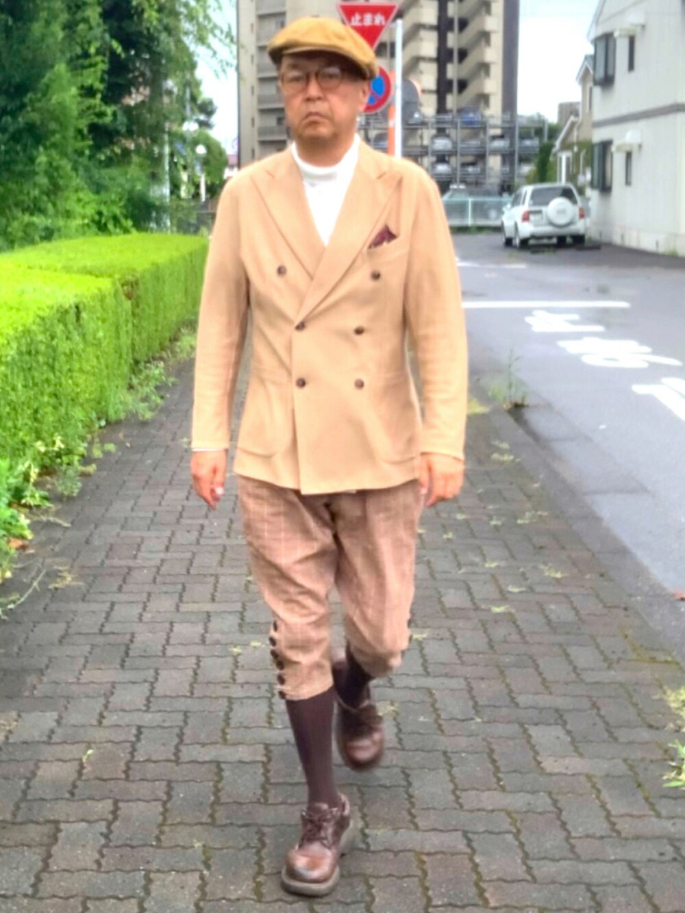 「トラッド、乗馬パンツ、ニットジャケット、タートルネックカットソー、キャスケット」｜「RICORZOのアイテム（テーラードジャケット、ベージュ系）」を使った、でゑさん（メンズ・175cm）の夏コーディネートの1枚目の写真