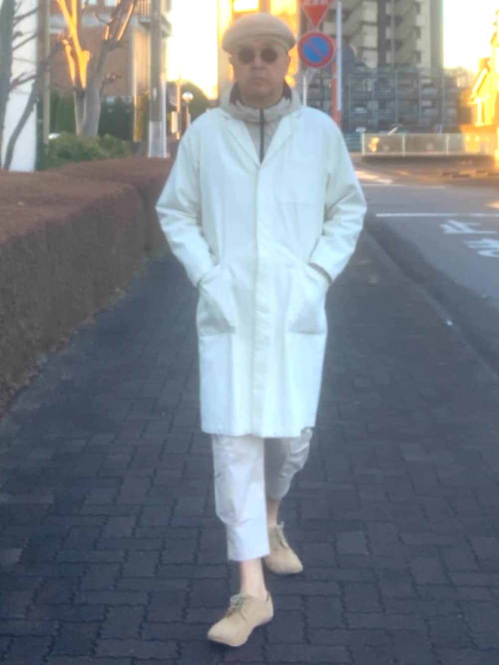 「トラッド、生成り、カーゴパンツ、ベレー帽、WEAR文芸部」｜「無印良品のアイテム（チェスターコート、ベージュ系）」を使った、でゑさん（メンズ・175cm）の冬コーディネートの1枚目の写真