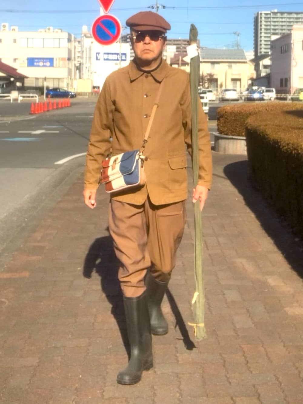 「トラッド、カバーオール、タートルネック、乗馬パンツ、WEAR文芸部」｜「VETRAのアイテム（デニムジャケット、ブラウン系）」を使った、でゑさん（メンズ・175cm）の冬コーディネートの1枚目の写真