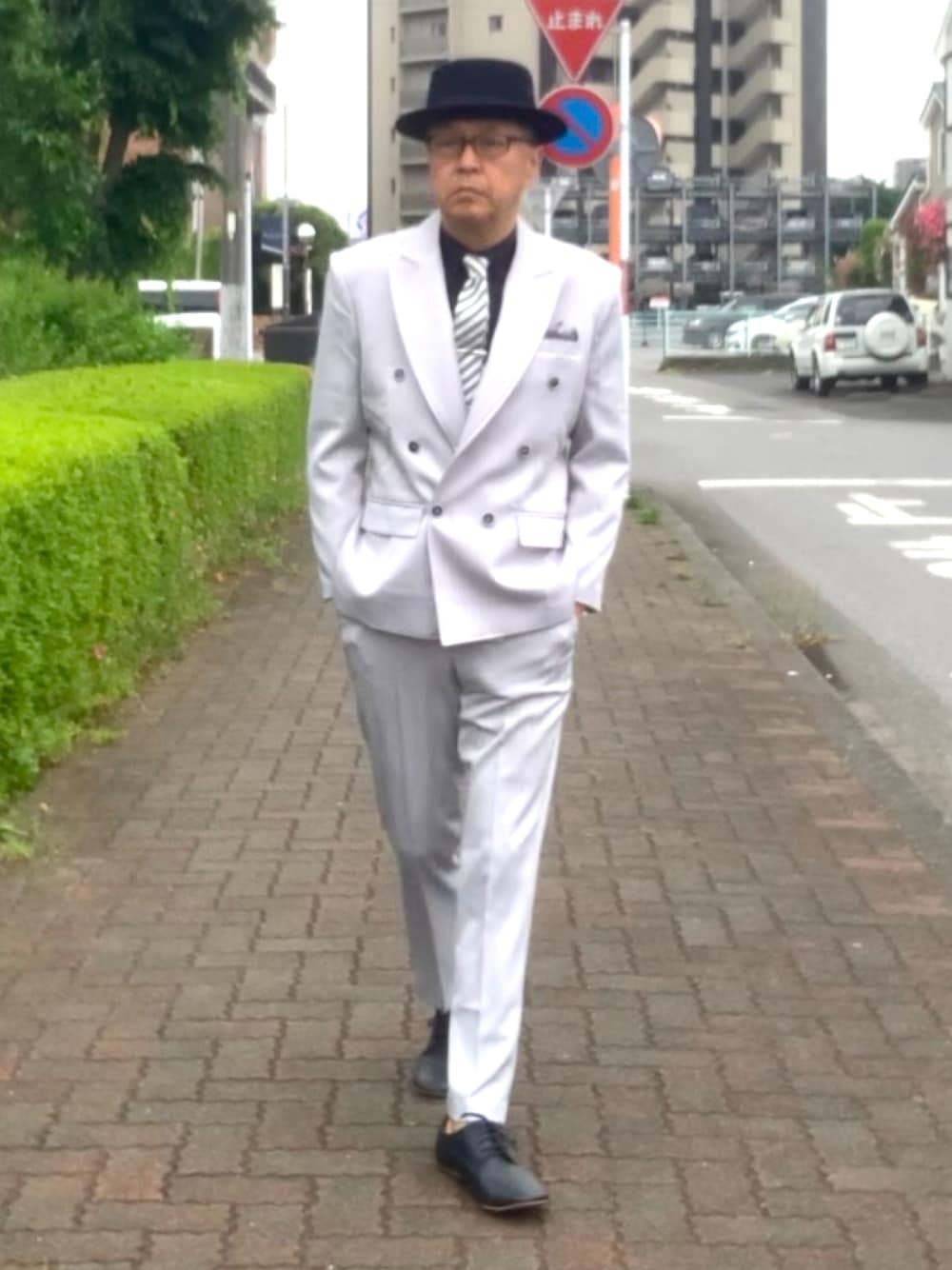 「トラッド、ポークパイハット、スーツスタイル、オーダーメイド、WEAR文芸部」｜「中国製オーダーメイドのアイテム（スーツパンツ、シルバー系）」を使った、でゑさん（メンズ・175cm）の春コーディネートの1枚目の写真