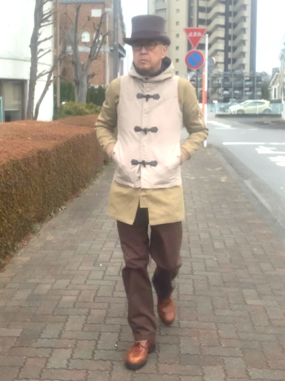 「トラッド、トップハット、MA-1、ダッフルコート、WEAR文芸部」｜「semantic designのアイテム（ベスト、ベージュ系）」を使った、でゑさん（メンズ・175cm）の冬コーディネートの1枚目の写真