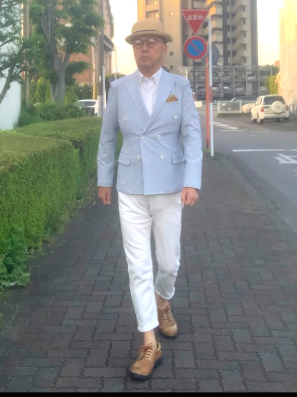 「トラッド、シアサッカー、白パンツ、ボーラーハット、WEAR文芸部」｜「TAKEO KIKUCHIのアイテム（テーラードジャケット、ブルー系）」を使った、でゑさん（メンズ・175cm）の春コーディネートの1枚目の写真