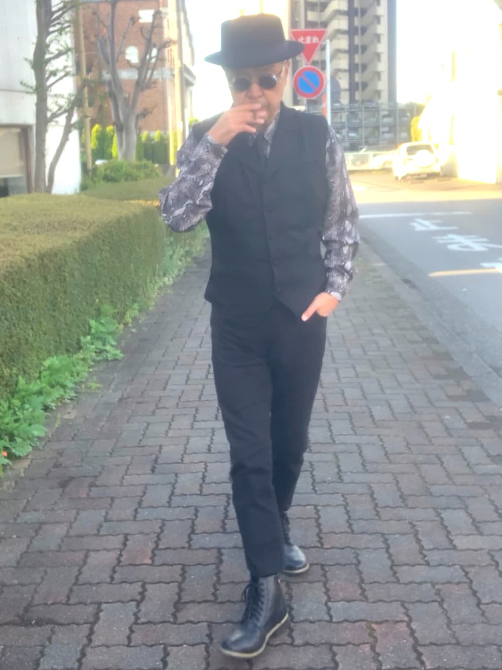 「トラッド、黒コーデ、アニマル柄、スキニー、WEAR文芸部」｜「海外通販品のアイテム（ベスト、ブラック系）」を使った、でゑさん（メンズ・175cm）の春コーディネートの1枚目の写真