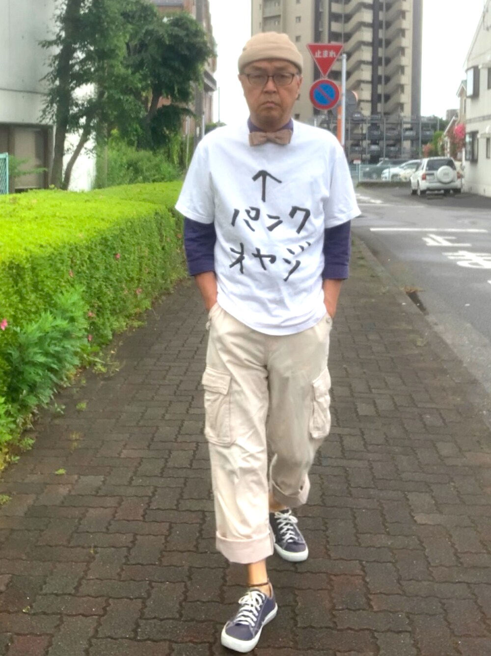 「トラッド、パンク、Tシャツ、カーゴパンツ、WEAR文芸部」｜「海外輸入品のアイテム（カーゴパンツ、ベージュ系）」を使った、でゑさん（メンズ・175cm）の春コーディネートの1枚目の写真