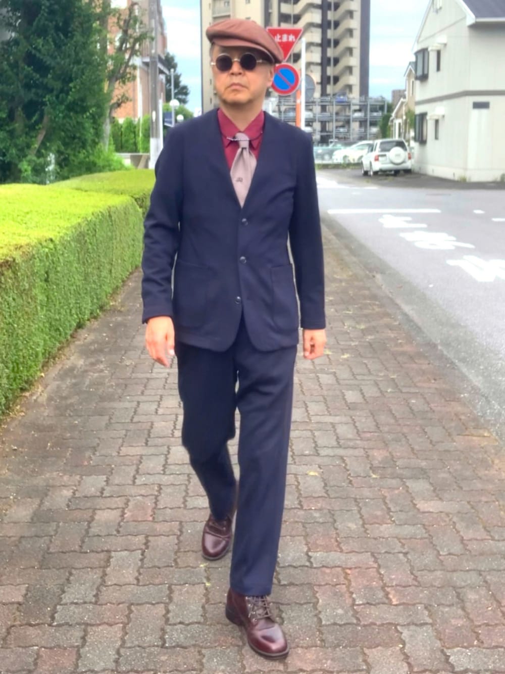 「トラッド、セットアップ、キャスケット、赤シャツ、チョーカー」｜「AOYAMAの青山の新製品、パジャマスーツ（セットアップ、ブルー系）」を使った、でゑさん（メンズ・175cm）の夏コーディネートの1枚目の写真