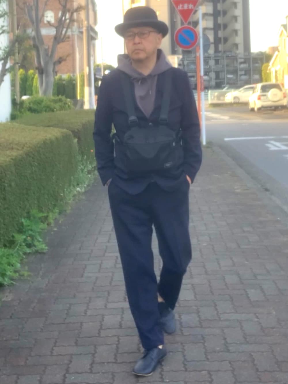 「トラッド、セットアップ、ボーラーハット、パーカー、WEAR文芸部」｜「AOYAMAのアイテム（スーツパンツ、ブルー系）」を使った、でゑさん（メンズ・175cm）の春コーディネートの1枚目の写真
