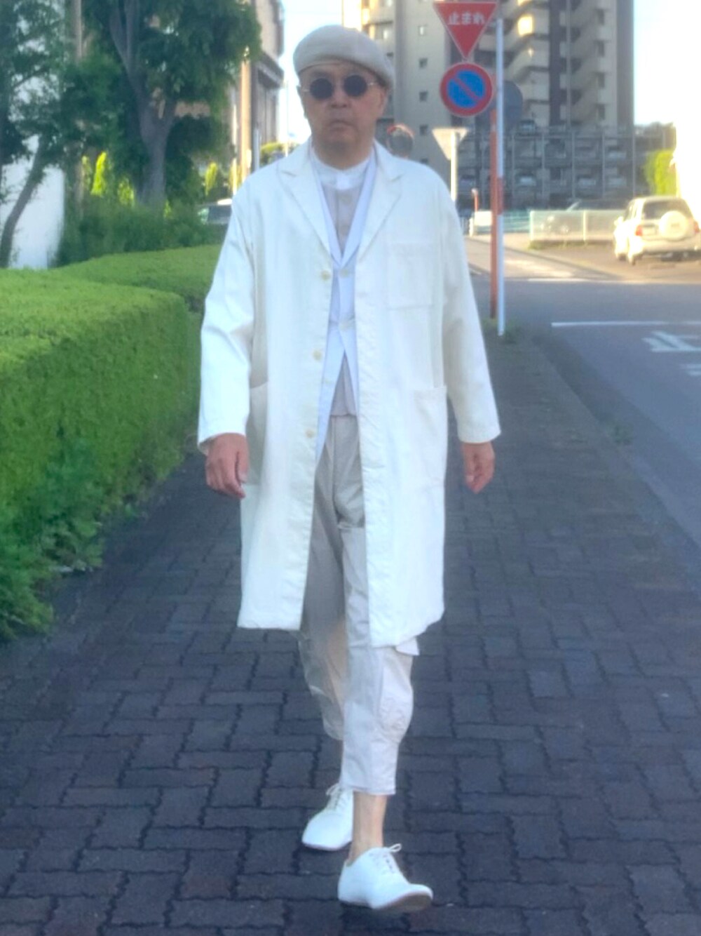 「トラッド、ベレー帽、カーゴパンツ、チェスターコート、WEAR文芸部」｜「無印良品のアイテム（チェスターコート、ベージュ系）」を使った、でゑさん（メンズ・175cm）の春コーディネートの1枚目の写真