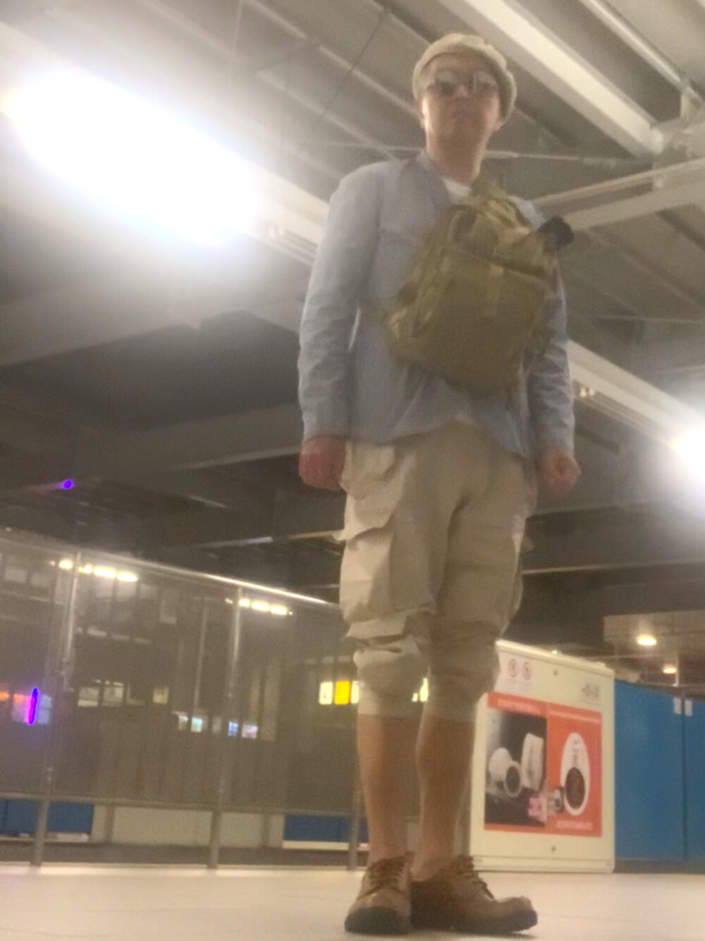 「トラッド、旅コーデ、カーゴパンツ、ボディーバッグ、WEAR文芸部」｜「迪化街の街並みのアイテム（その他、その他）」を使った、でゑさん（メンズ・175cm）の春コーディネートの1枚目の写真