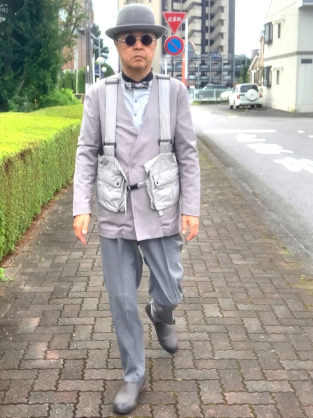 「トラッド、トラウザーパンツ、ボウラーハット、襟なしジャケット、チェストバッグ」｜「JUNREDのアイテム（ノーカラージャケット、グレー系）」を使った、でゑさん（メンズ・175cm）の秋コーディネートの1枚目の写真
