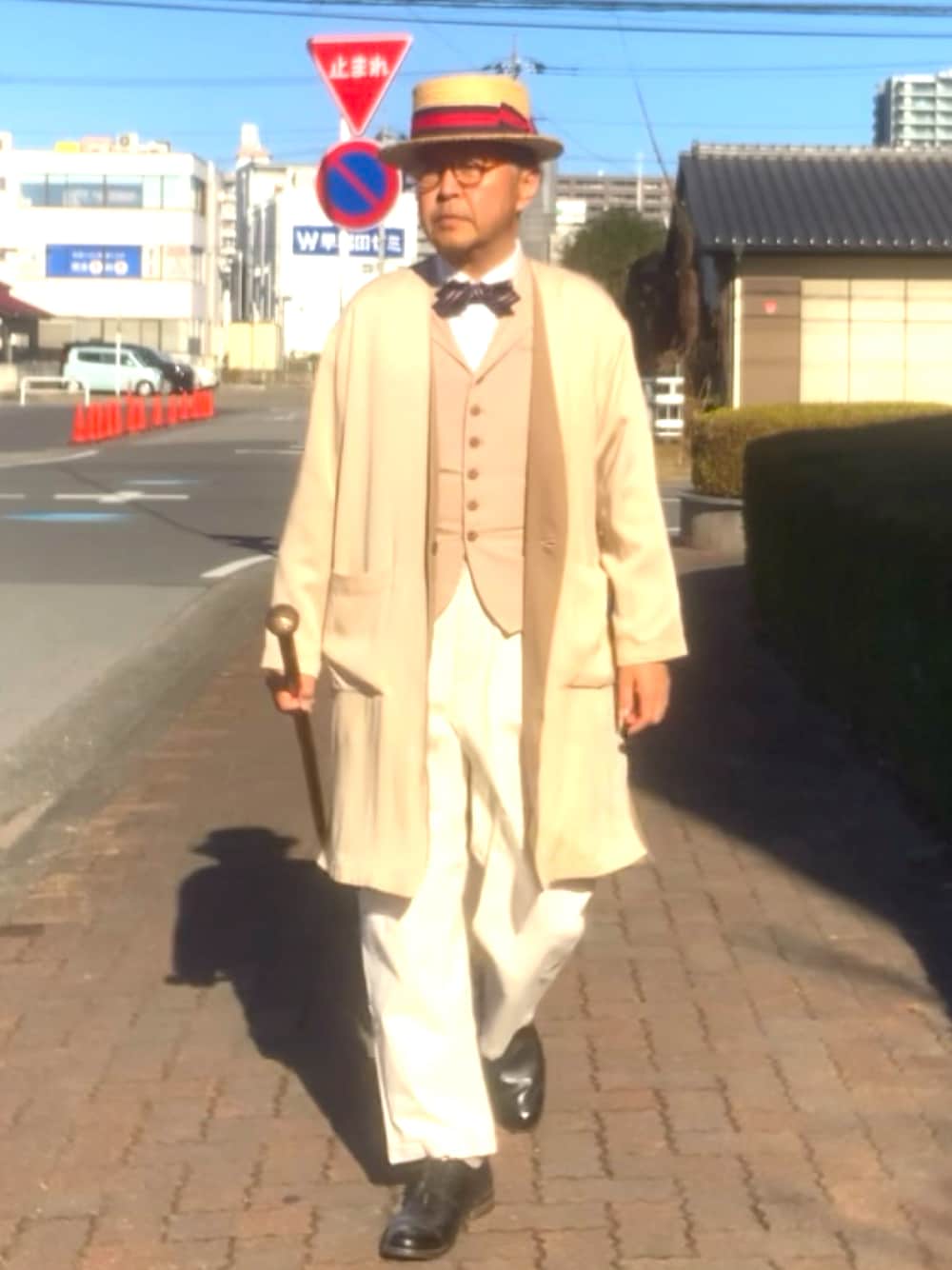 「トラッド、襟なしコート、ホワイトデニム、カンカン帽、WEAR文芸部」｜「GUのアイテム（デニムパンツ、ホワイト系）」を使った、でゑさん（メンズ・175cm）の冬コーディネートの1枚目の写真