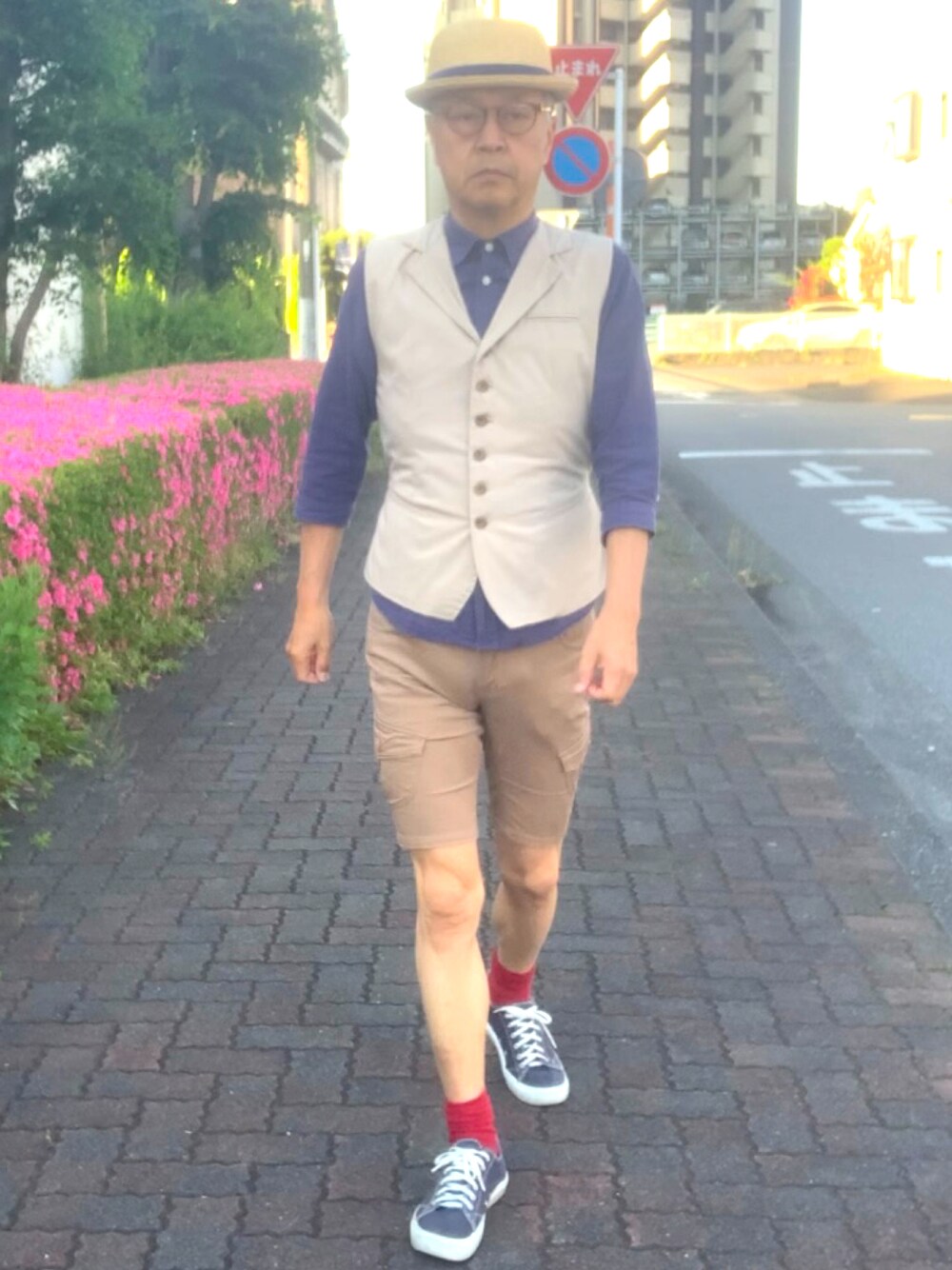 「トラッド、半袖シャツ、ハーフパンツ、デッキシューズ、WEAR文芸部」｜「海外輸入品のアイテム（ベスト、ベージュ系）」を使った、でゑさん（メンズ・175cm）の春コーディネートの1枚目の写真