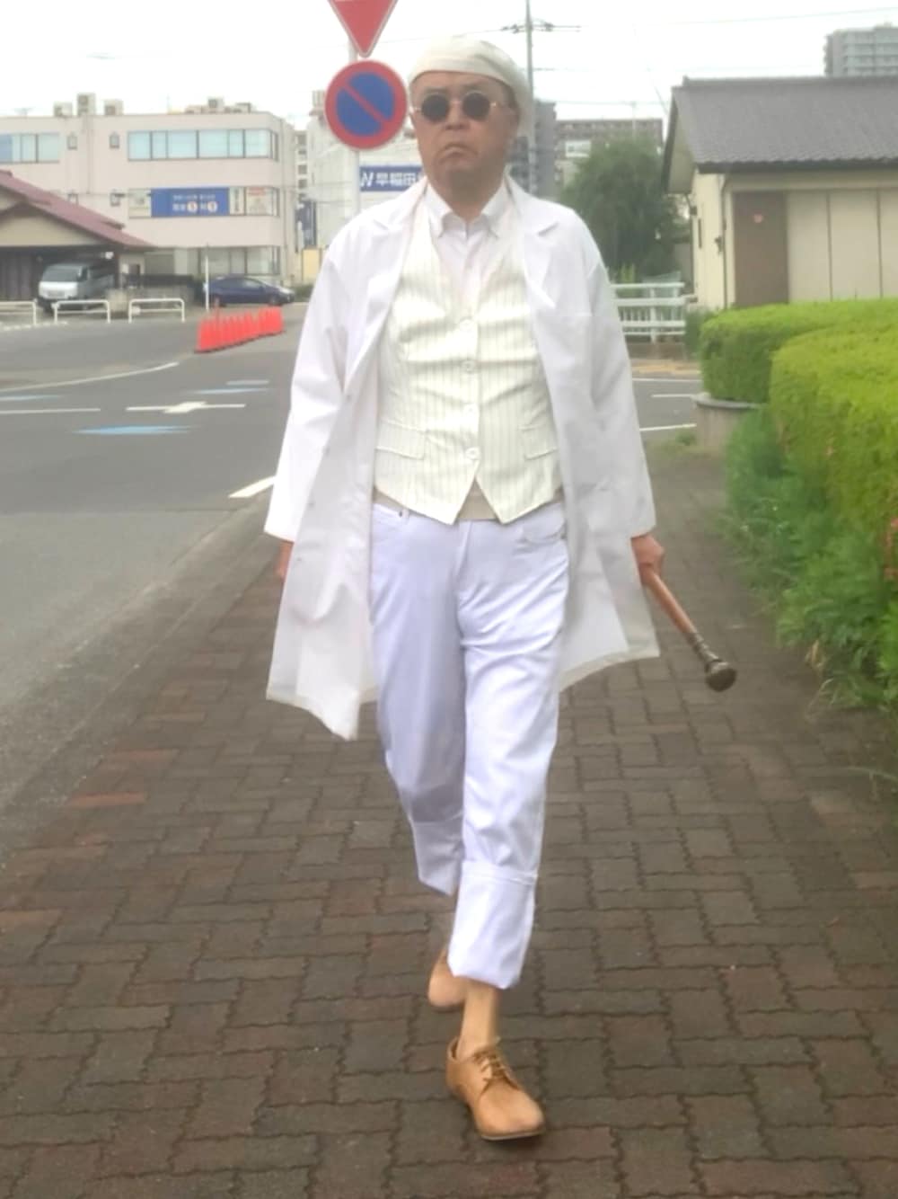 「トラッド、白、ミニマル、ドクターコート、WEAR文芸部」｜「海外通販品のアイテム（パンツ、ホワイト系）」を使った、でゑさん（メンズ・175cm）の春コーディネートの1枚目の写真