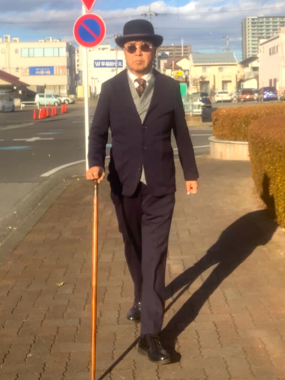 「トラッド、襟なし、スーツスタイル、ボーラーハット、WEAR文芸部」｜「AOYAMAの青山の新製品、パジャマスーツ（セットアップ、ブルー系）」を使った、でゑさん（メンズ・175cm）の冬コーディネートの1枚目の写真