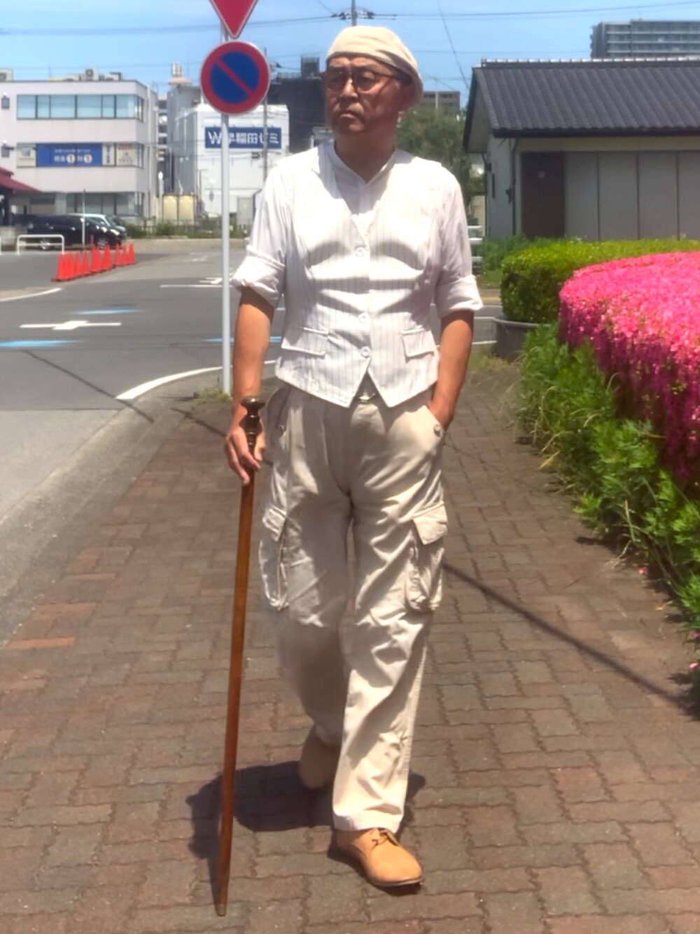 「トラッド、カーゴパンツ、バンドカラーシャツ、ハンチング、WEAR文芸部」｜「海外通販品のアイテム（ベスト、ホワイト系）」を使った、でゑさん（メンズ・175cm）の春コーディネートの1枚目の写真