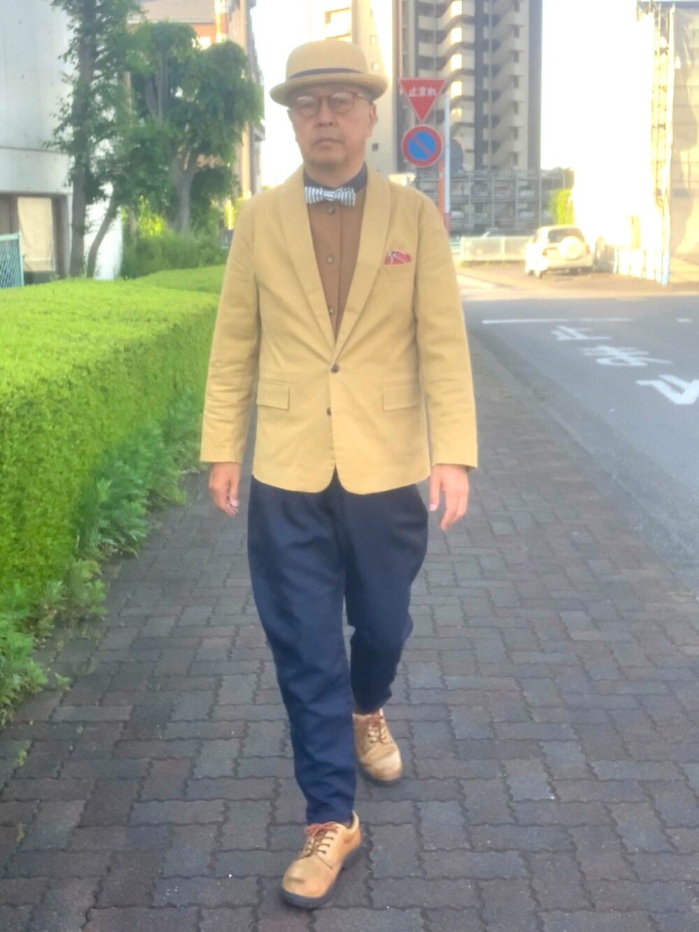 「トラッド、乗馬パンツ、ショールカラー、蝶ネクタイ、WEAR文芸部」｜「アメリカの古着のアイテム（ベスト、ブラウン系）」を使った、でゑさん（メンズ・175cm）の春コーディネートの1枚目の写真