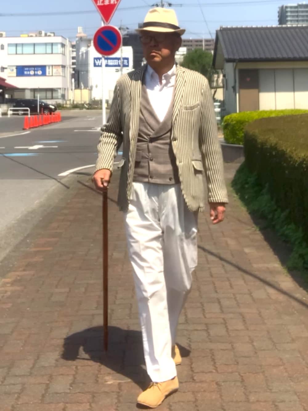 「トラッド、ニットジャケット、白パンツ、パナマハット、WEAR文芸部」｜「RICORZOのアイテム（ベスト、グレー系）」を使った、でゑさん（メンズ・175cm）の春コーディネートの1枚目の写真