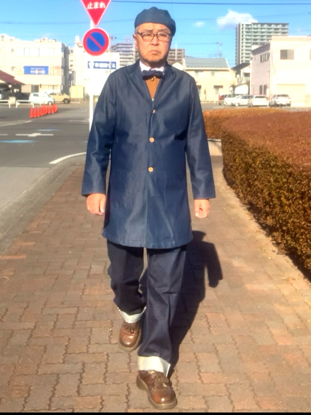 「トラッド、チェスターコート、デニム、蝶タイ、WEAR文芸部」｜「deedope637のアイテム（チェスターコート、ブルー系）」を使った、でゑさん（メンズ・175cm）の冬コーディネートの1枚目の写真