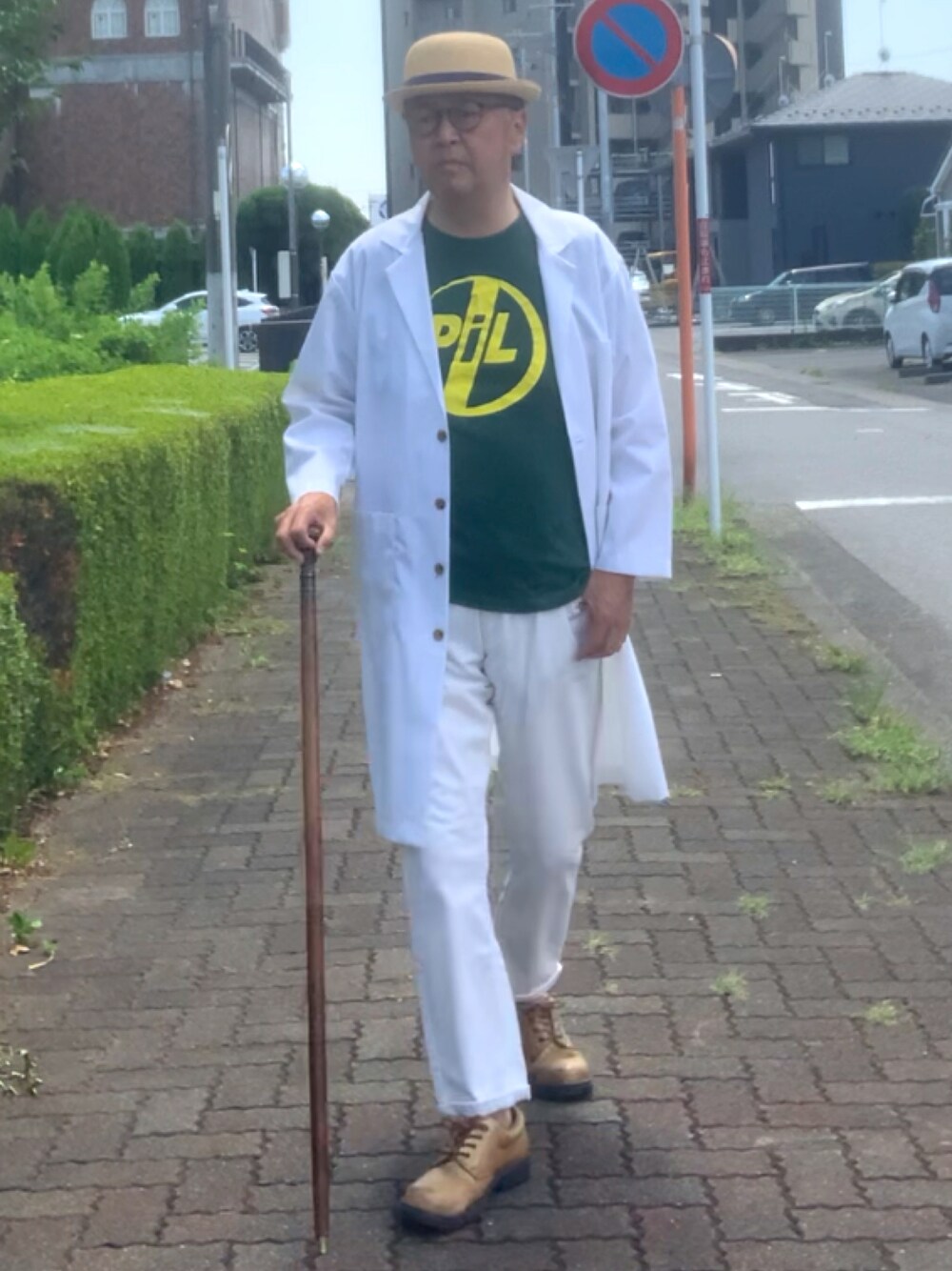 「トラッド、ドクターコート、バンドT、白ジーンズ、WEAR文芸部」｜「パブリックイメージリミテッドのTシャツのアイテム（Tシャツ/カットソー、グリーン系）」を使った、でゑさん（メンズ・175cm）の夏コーディネートの1枚目の写真