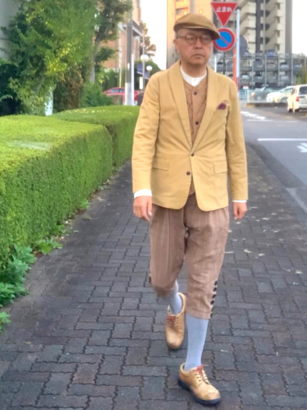 「ショールカラー、キャスケット、トラッド、乗馬パンツ、バンドカラー」｜「Revo.のアイテム（テーラードジャケット、ベージュ系）」を使った、でゑさん（メンズ・175cm）の秋コーディネートの1枚目の写真