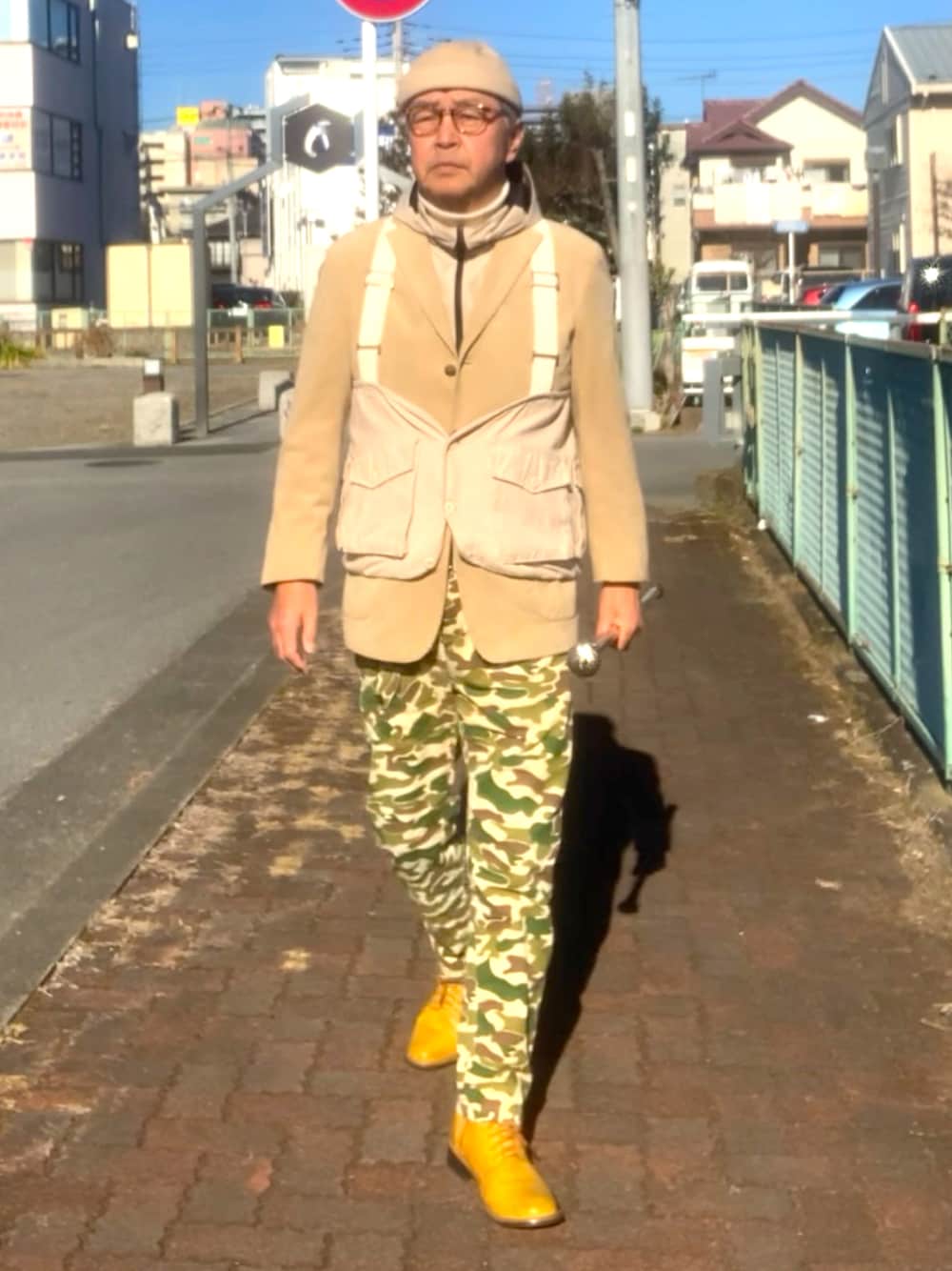 「トラッド、カモフラパンツ、フィッシングベスト、フード、WEAR文芸部」｜「TAKEO KIKUCHIのアイテム（テーラードジャケット、ベージュ系）」を使った、でゑさん（メンズ・175cm）の冬コーディネートの1枚目の写真