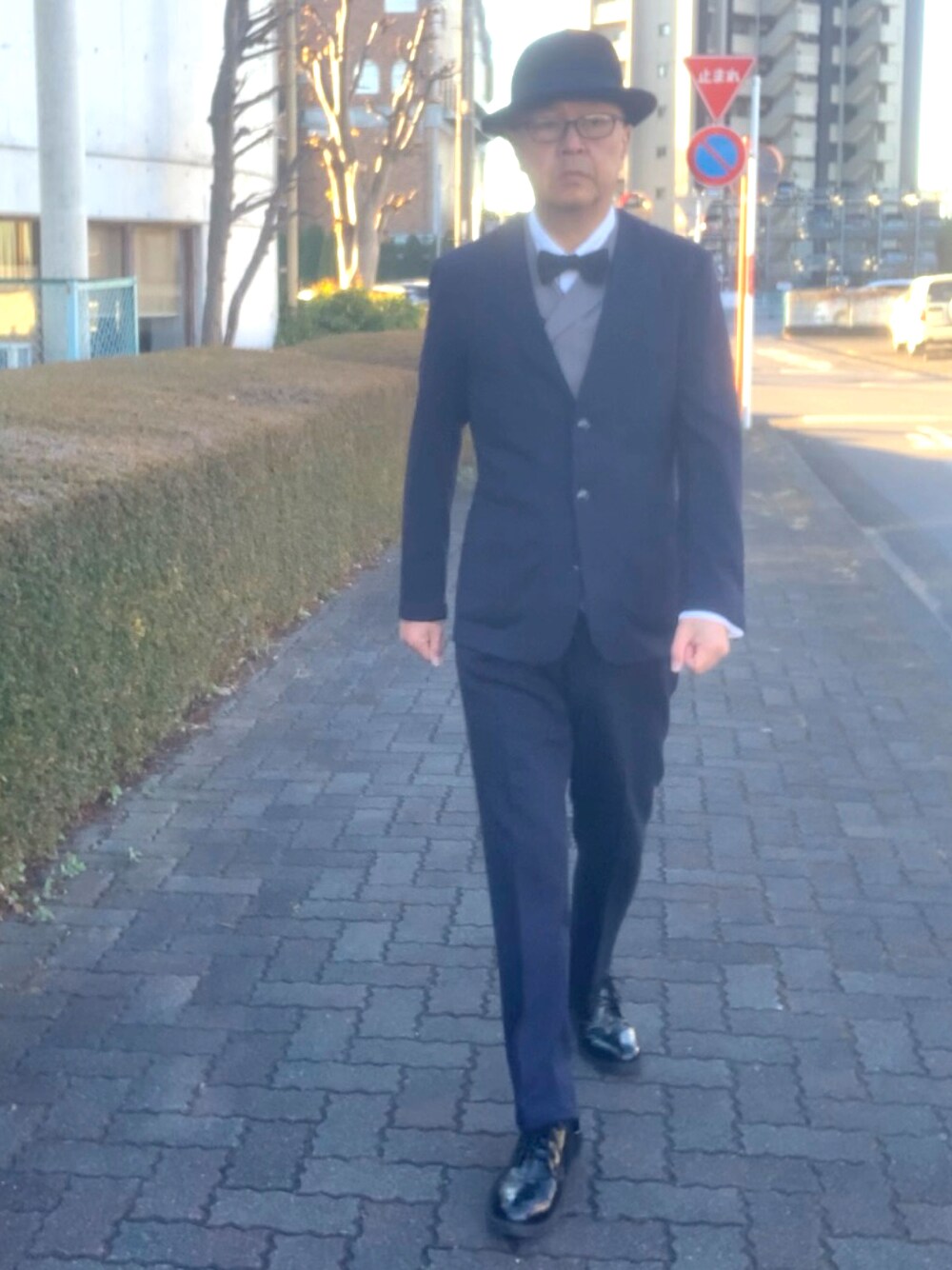 「トラッド、スーツスタイル、ブラックタイ、ボーラーハット、WEAR文芸部」｜「AOYAMAの青山の新製品、パジャマスーツ（セットアップ、ブルー系）」を使った、でゑさん（メンズ・175cm）の冬コーディネートの1枚目の写真