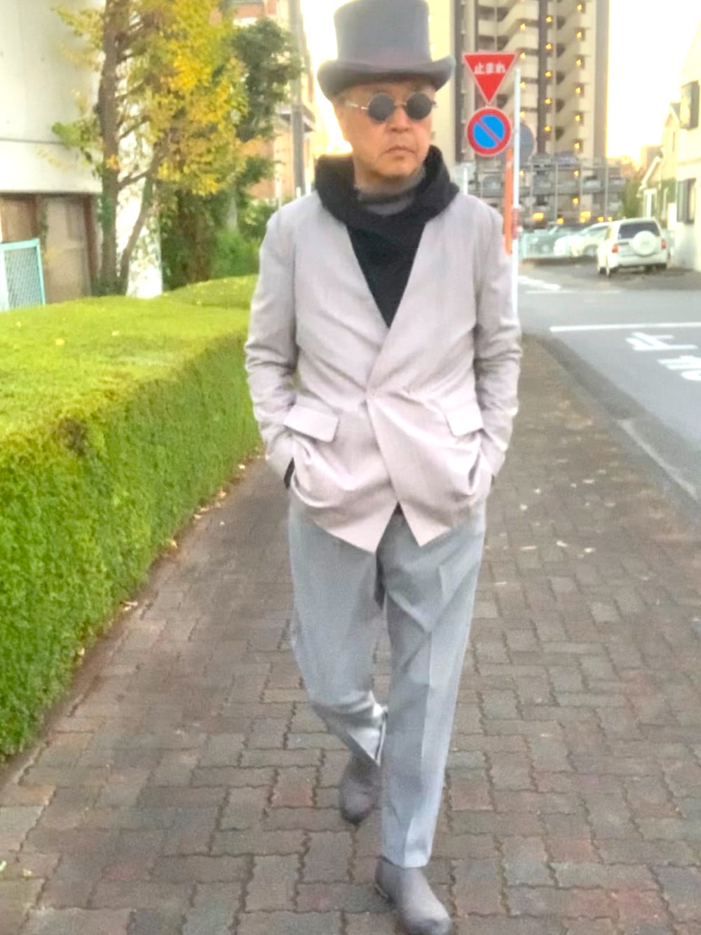 「パーカー、タートルネック、トラッド、ノーカラージャケット、トップハット」｜「JUNREDのアイテム（ノーカラージャケット、グレー系）」を使った、でゑさん（メンズ・175cm）の秋コーディネートの1枚目の写真