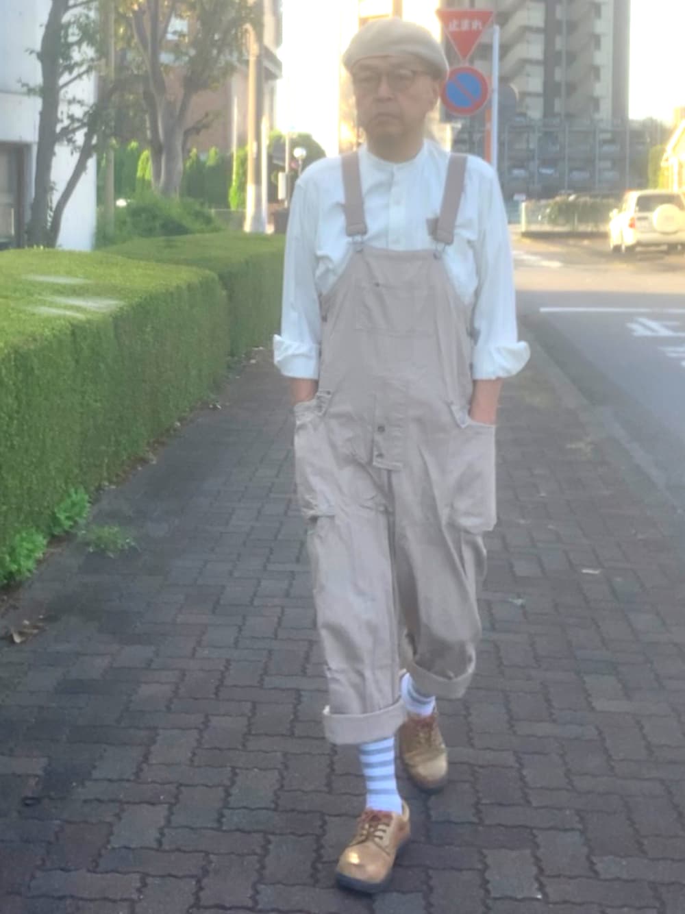 「トラッド、オーバーオール、バンドカラーシャツ、ベレー帽、WEAR文芸部」｜「海外通販品のアイテム（サロペット/オーバーオール、ベージュ系）」を使った、でゑさん（メンズ・175cm）の秋コーディネートの1枚目の写真