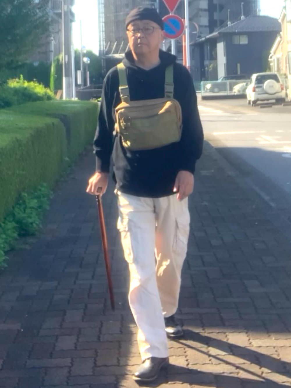 「トラッド、パーカー、カーゴパンツ、フィッシャーマンキャップ、WEAR文芸部」｜「海外通販品のアイテム（カーゴパンツ、ホワイト系）」を使った、でゑさん（メンズ・175cm）の秋コーディネートの1枚目の写真