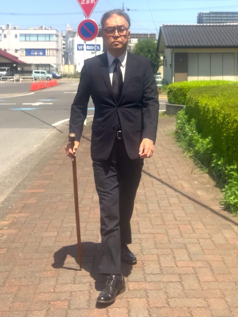 「トラッド、喪服、ユニクロスーツ、黒ネクタイ、WEAR文芸部」｜「UNIQLOのアイテム（フォーマルスーツ/小物、ブルー系）」を使った、でゑさん（メンズ・175cm）の春コーディネートの1枚目の写真