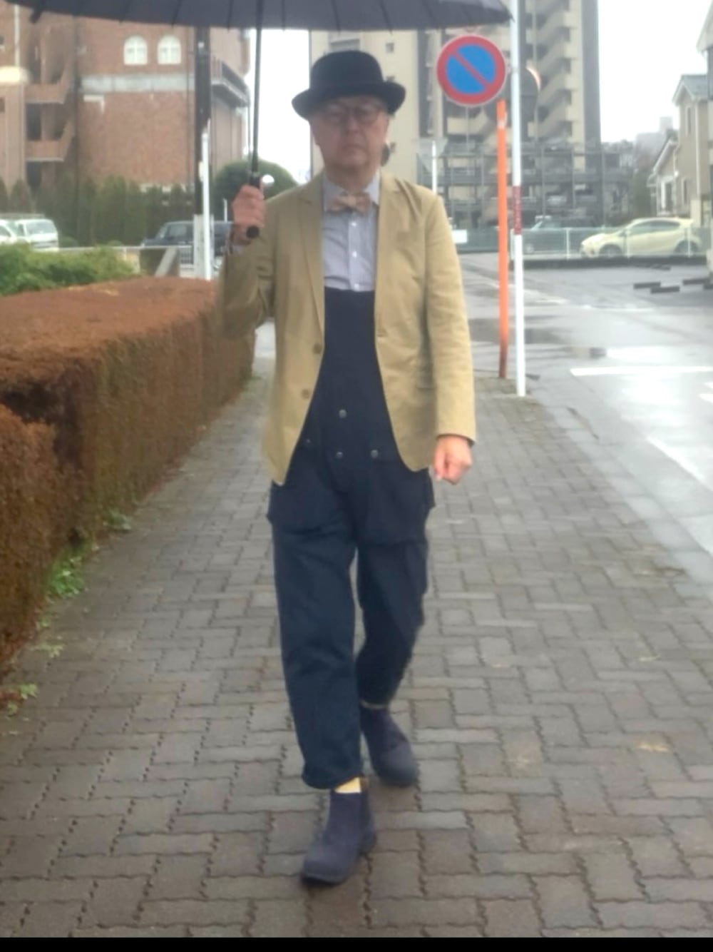「トラッド、オーバーオール、アズーロ・エ・マローネ、ボーラーハット、WEAR文芸部」｜「TRANS CONTINENTSのアイテム（テーラードジャケット、ベージュ系）」を使った、でゑさん（メンズ・175cm）の冬コーディネートの1枚目の写真