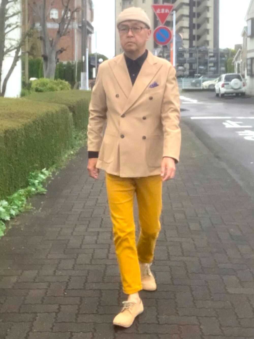 「トラッド、スキニー、ニット、黒シャツ、WEAR文芸部」｜「RICORZOのアイテム（テーラードジャケット、ベージュ系）」を使った、でゑさん（メンズ・175cm）の春コーディネートの1枚目の写真