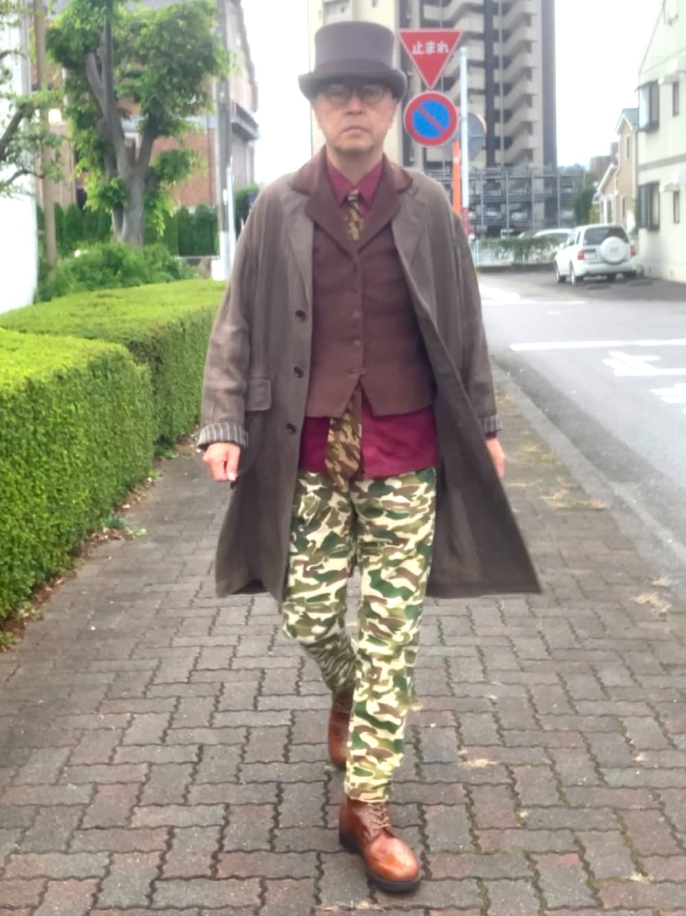 「トラッド、トップハット、カモフラパンツ、麻コート、WEAR文芸部」｜「Johnbullのアイテム（チェスターコート、グリーン系）」を使った、でゑさん（メンズ・175cm）の秋コーディネートの1枚目の写真