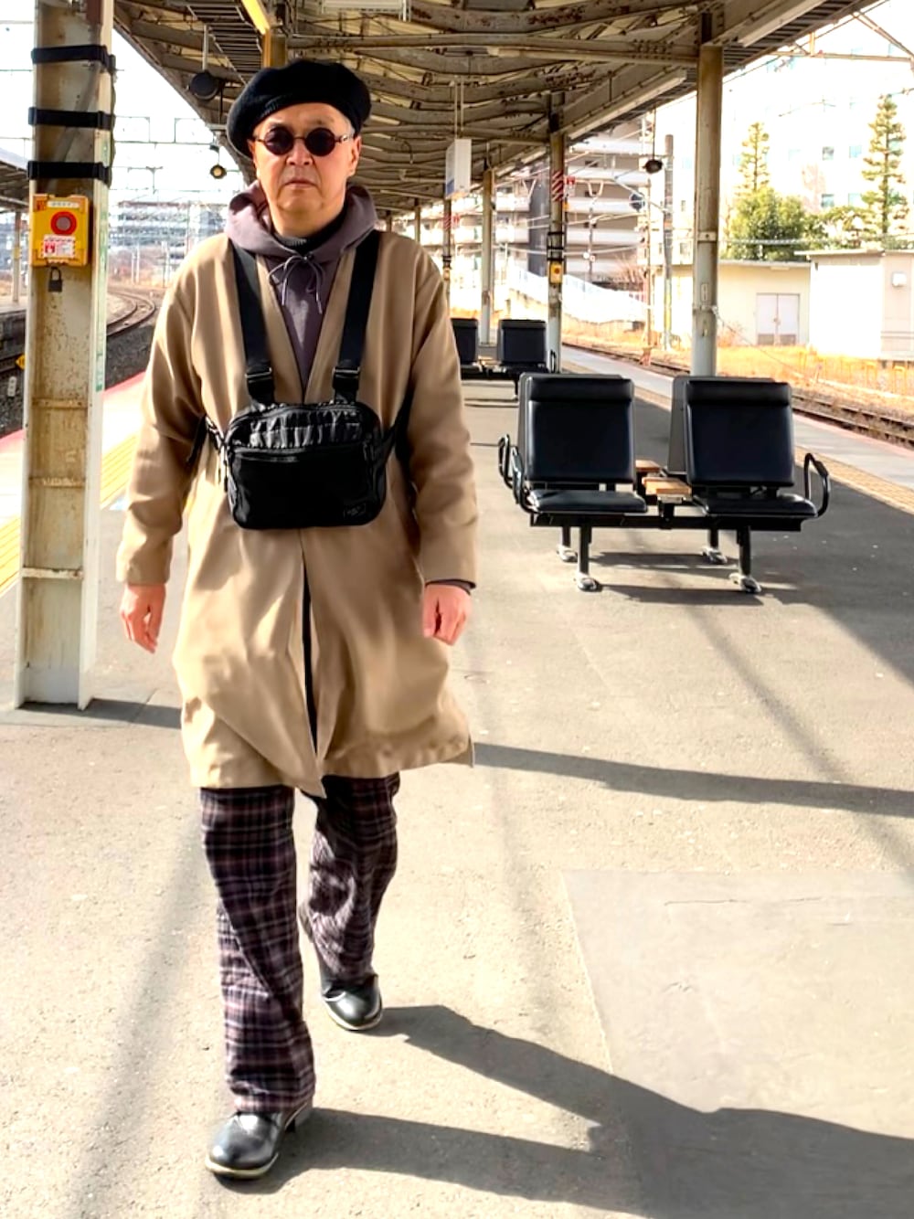 「トラッド、リバーシブル、旅コーデ、ベレー帽、WEAR文芸部」｜「niko and...のアイテム（ノーカラーコート、ベージュ系）」を使った、でゑさん（メンズ・175cm）の冬コーディネートの1枚目の写真
