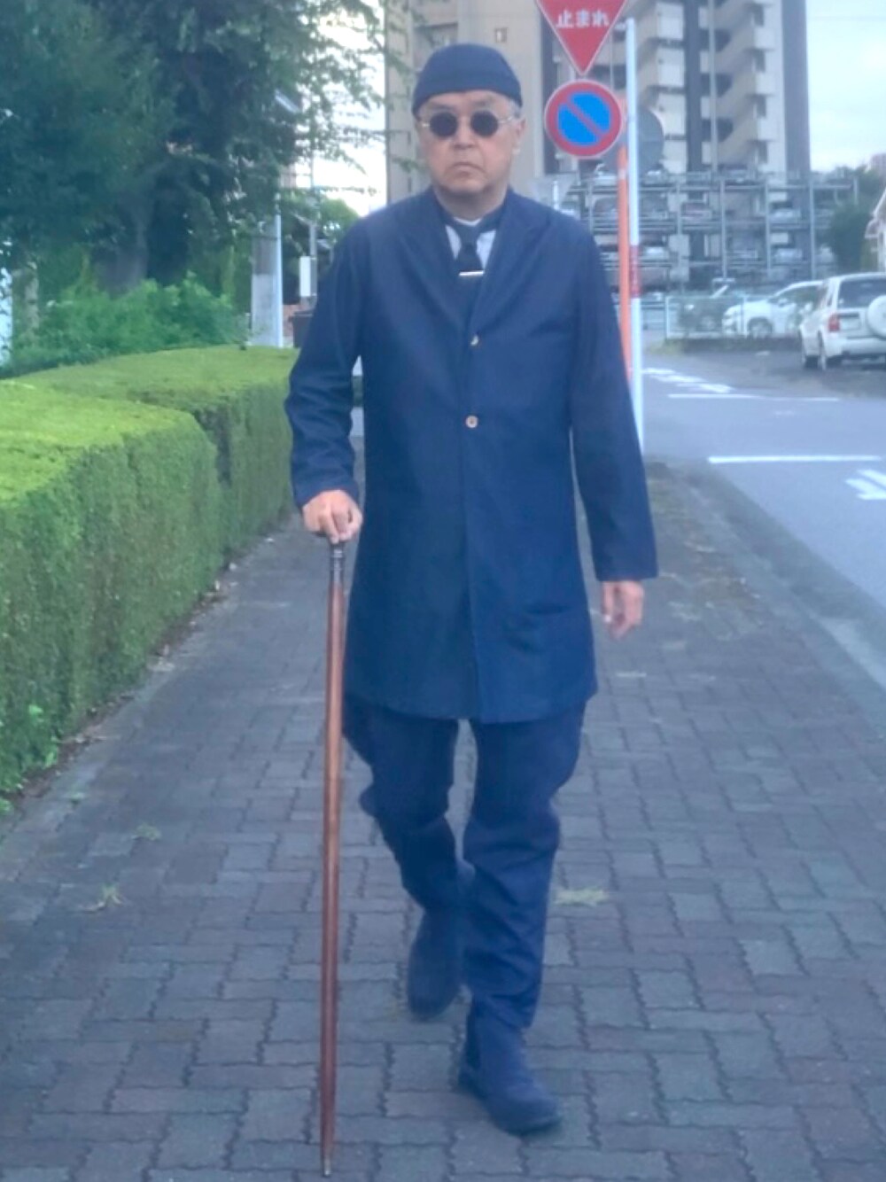 「トラッド、デニムコーデ、バンドカラーシャツ、フィッシャーマンキャップ、WEAR文芸部」｜「deedope637のアイテム（チェスターコート、ブルー系）」を使った、でゑさん（メンズ・175cm）の秋コーディネートの1枚目の写真