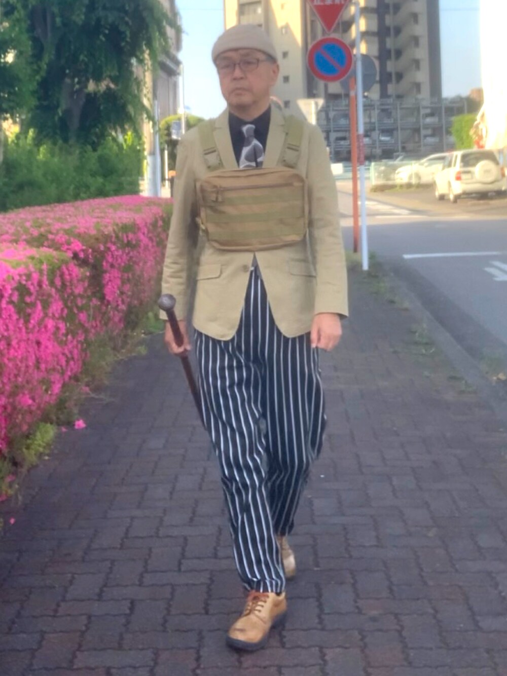 「トラッド、シェフパンツ、黒シャツ、フィッシャーマンキャップ、WEAR文芸部」｜「米国製シェフパンツのアイテム（その他パンツ、その他）」を使った、でゑさん（メンズ・175cm）の春コーディネートの1枚目の写真