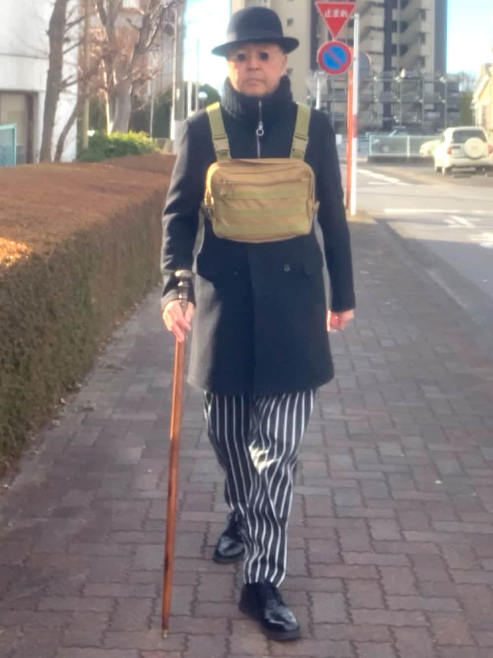 「トラッド、チエスターコート、シェフパンツ、ボーラーハット、WEAR文芸部」｜「ZARAのアイテム（チェスターコート、ブラック系）」を使った、でゑさん（メンズ・175cm）の冬コーディネートの1枚目の写真