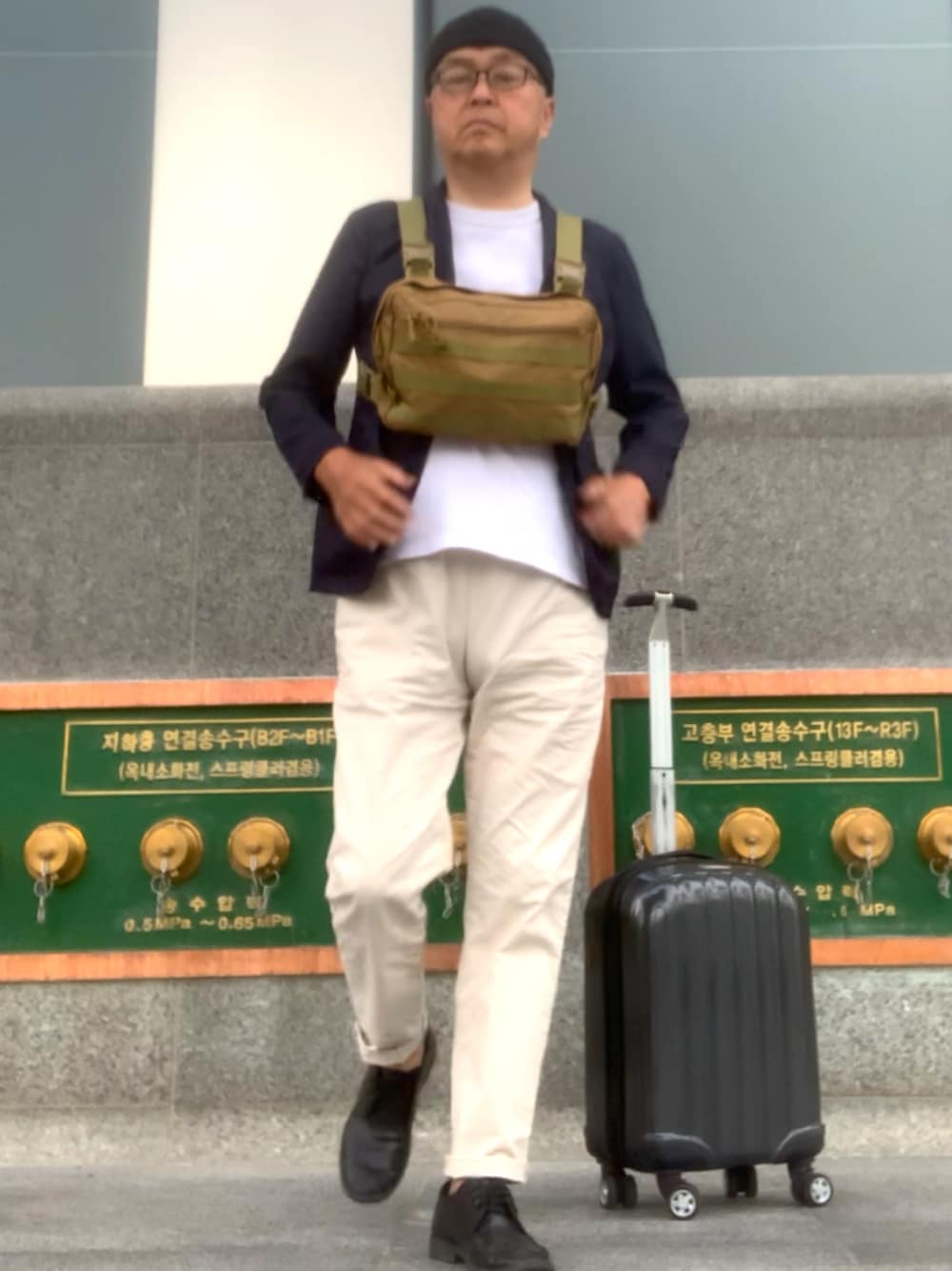 「韓国旅行、旅コーデ、トラッド、ジャケパンスタイル、WEAR文芸部」｜「韓国で購入したもの。のアイテム（その他パンツ、ベージュ系）」を使った、でゑさん（メンズ・175cm）の夏コーディネートの1枚目の写真