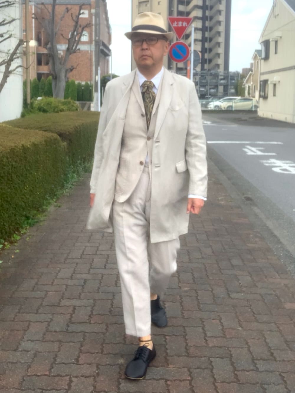 「トラッド、麻、セットアップ、アスコットタイ、WEAR文芸部」｜「JUNREDのアイテム（ステンカラーコート、ベージュ系）」を使った、でゑさん（メンズ・175cm）の春コーディネートの1枚目の写真