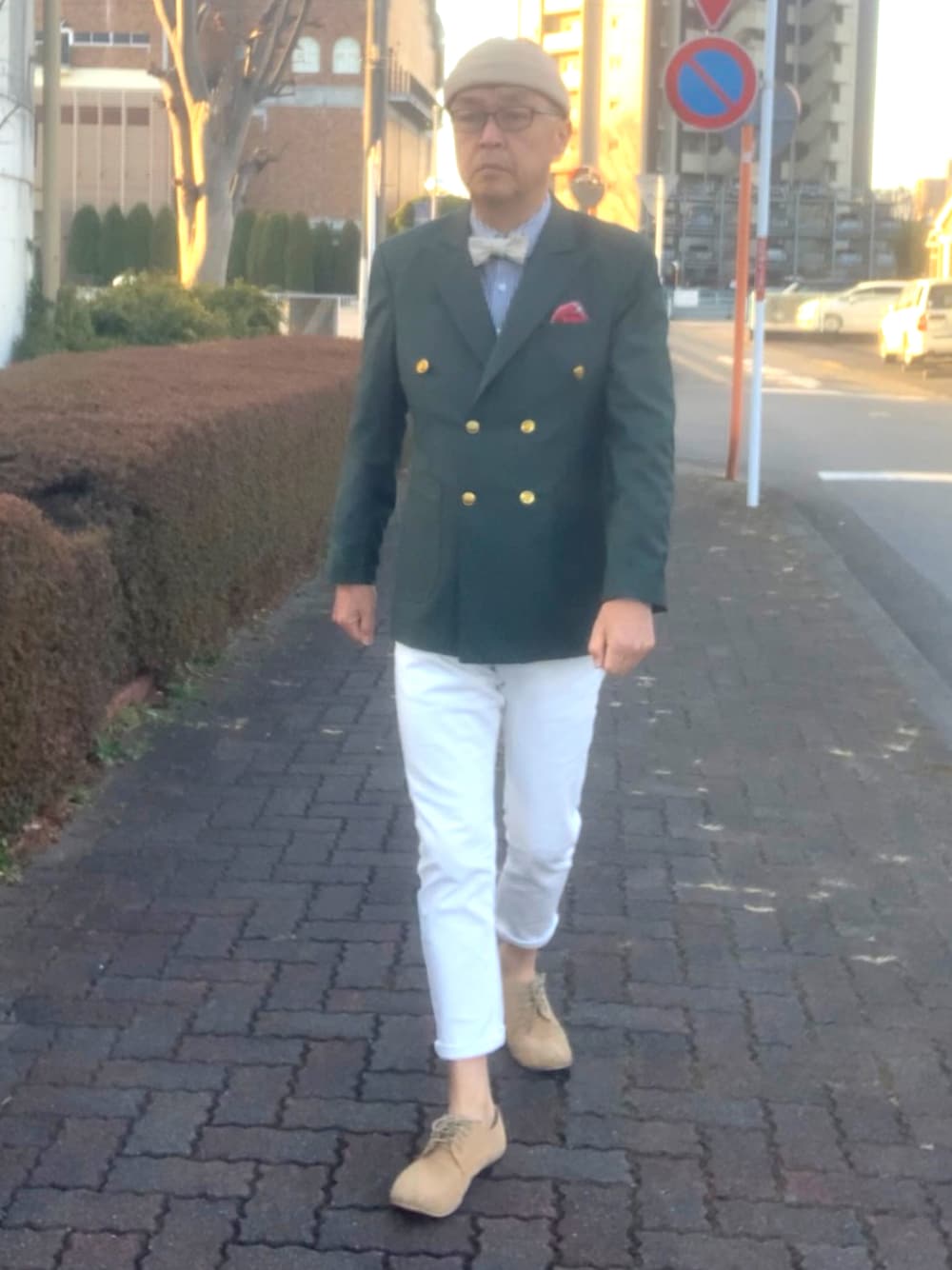 「トラッド、白パンツ、フィッシャーマンキャップ、蝶タイ、WEAR文芸部」｜「海外通販品のアイテム（テーラードジャケット、グリーン系）」を使った、でゑさん（メンズ・175cm）の冬コーディネートの1枚目の写真