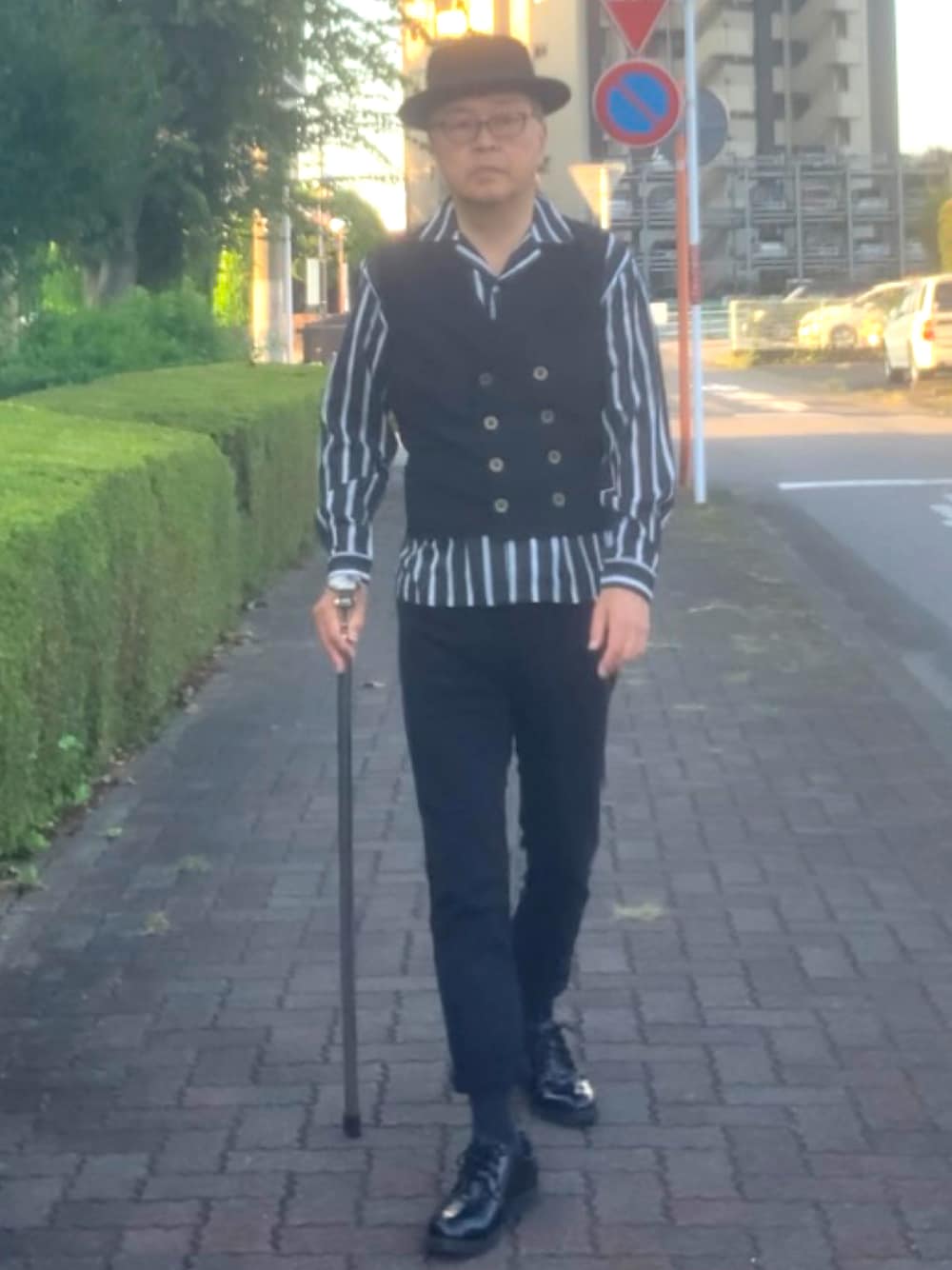 「トラッド、黒コーデ、開襟シャツ、ポークパイハット、WEAR文芸部」｜「海外通販のアイテム（ベスト、ブラック系）」を使った、でゑさん（メンズ・175cm）の秋コーディネートの1枚目の写真