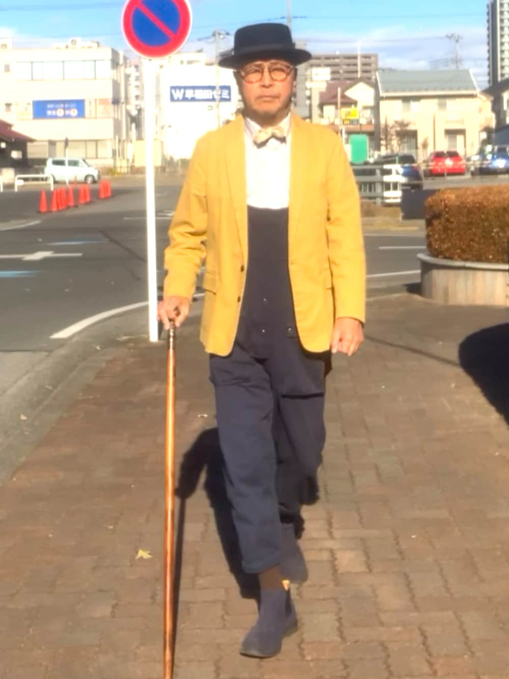 「トラッド、オーバーオール、ボタンダウンシャツ、ポークパイハット、WEAR文芸部」｜「TRANS CONTINENTSのアイテム（テーラードジャケット、ベージュ系）」を使った、でゑさん（メンズ・175cm）の冬コーディネートの1枚目の写真