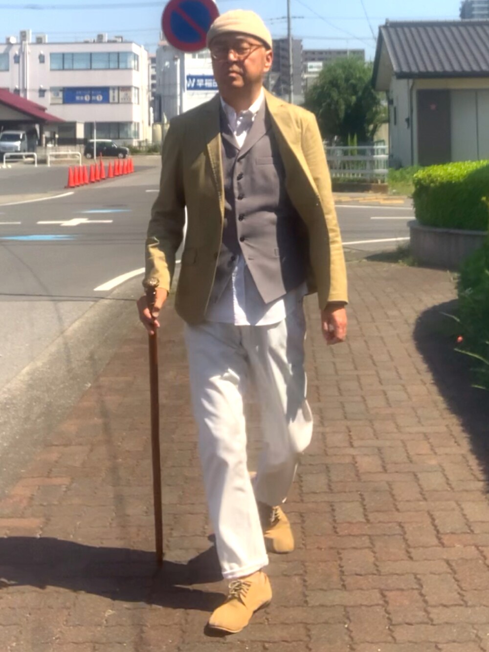 「トラッド、ウエストコート、ボタンダウンシャツ、白パンツ、WEAR文芸部」｜「海外通販のアイテム（ベスト、グレー系）」を使った、でゑさん（メンズ・175cm）の春コーディネートの1枚目の写真