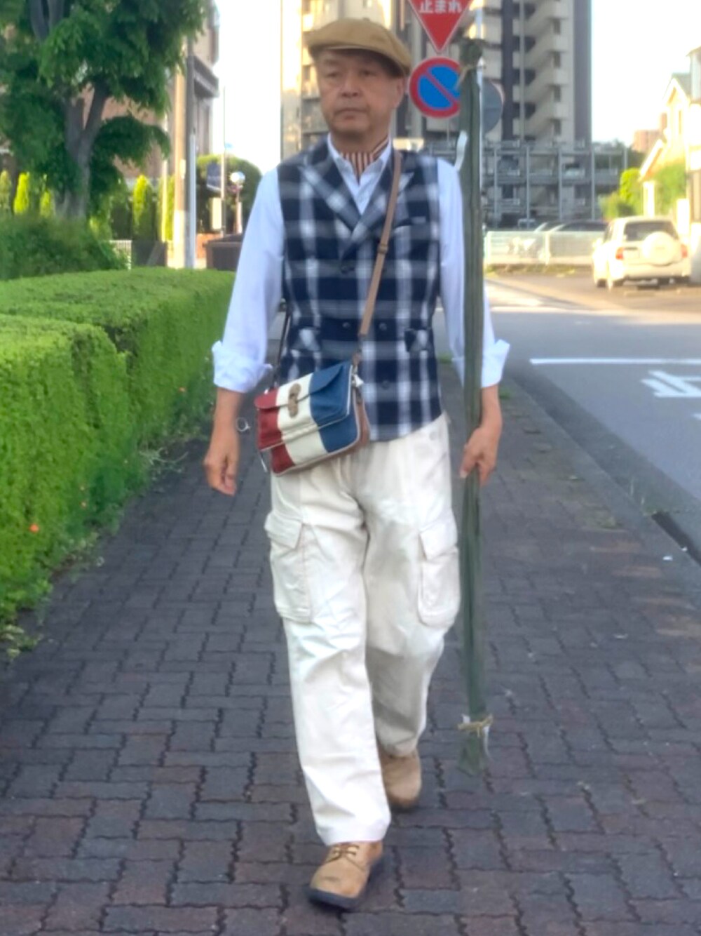 「トラッド、カーゴパンツ、キャスケット、ウエストコート、WEAR文芸部」｜「海外輸入品のアイテム（カーゴパンツ、ベージュ系）」を使った、でゑさん（メンズ・175cm）の春コーディネートの1枚目の写真
