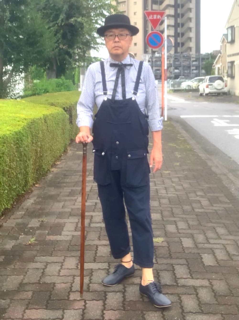 「トラッド、ポークパイハット、ストライプシャツ、リボンタイ、WEAR文芸部」｜「海外通販のアイテム（サロペット/オーバーオール、ブルー系）」を使った、でゑさん（メンズ・175cm）の秋コーディネートの1枚目の写真